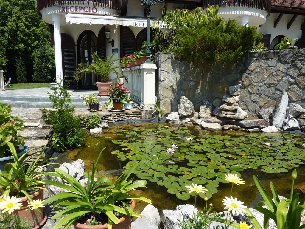 Zsanett Hotel Balatonkeresztúr Exterior foto