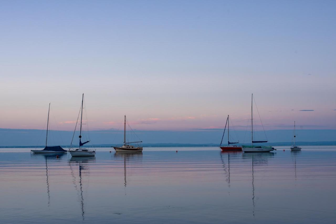 Zsanett Hotel Balatonkeresztúr Exterior foto